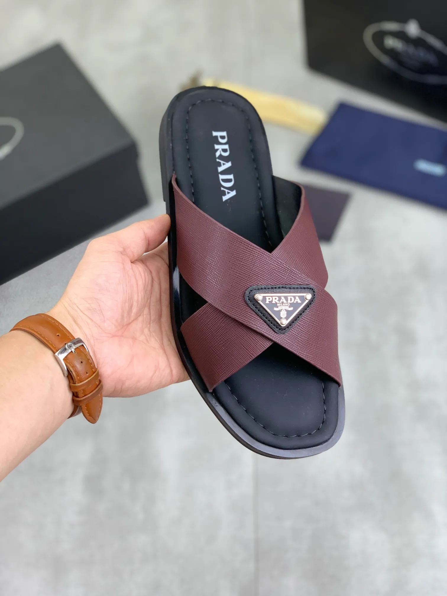 Men's shoes 💰P300💰【New style】🎁🎁🎁 PRADA Prada's new casual slippers, original official website 1:1, perfect workmanship, transmitting a kind of noble luxury, sublimating its definition of luxury in Prada's high-end extraordinary craftsmanship. Original combination outsole, code number: 38-44 (45 customized) 4️⃣colors🉑️ to choose from